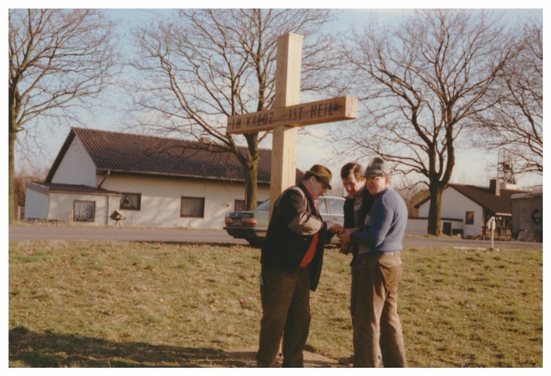 Aufbau des Wegekreuzes 1988